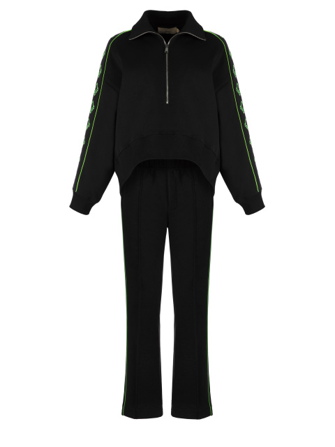 Черный костюм с укороченной толстовкой и зеленой вышивкой в виде лилий, 1