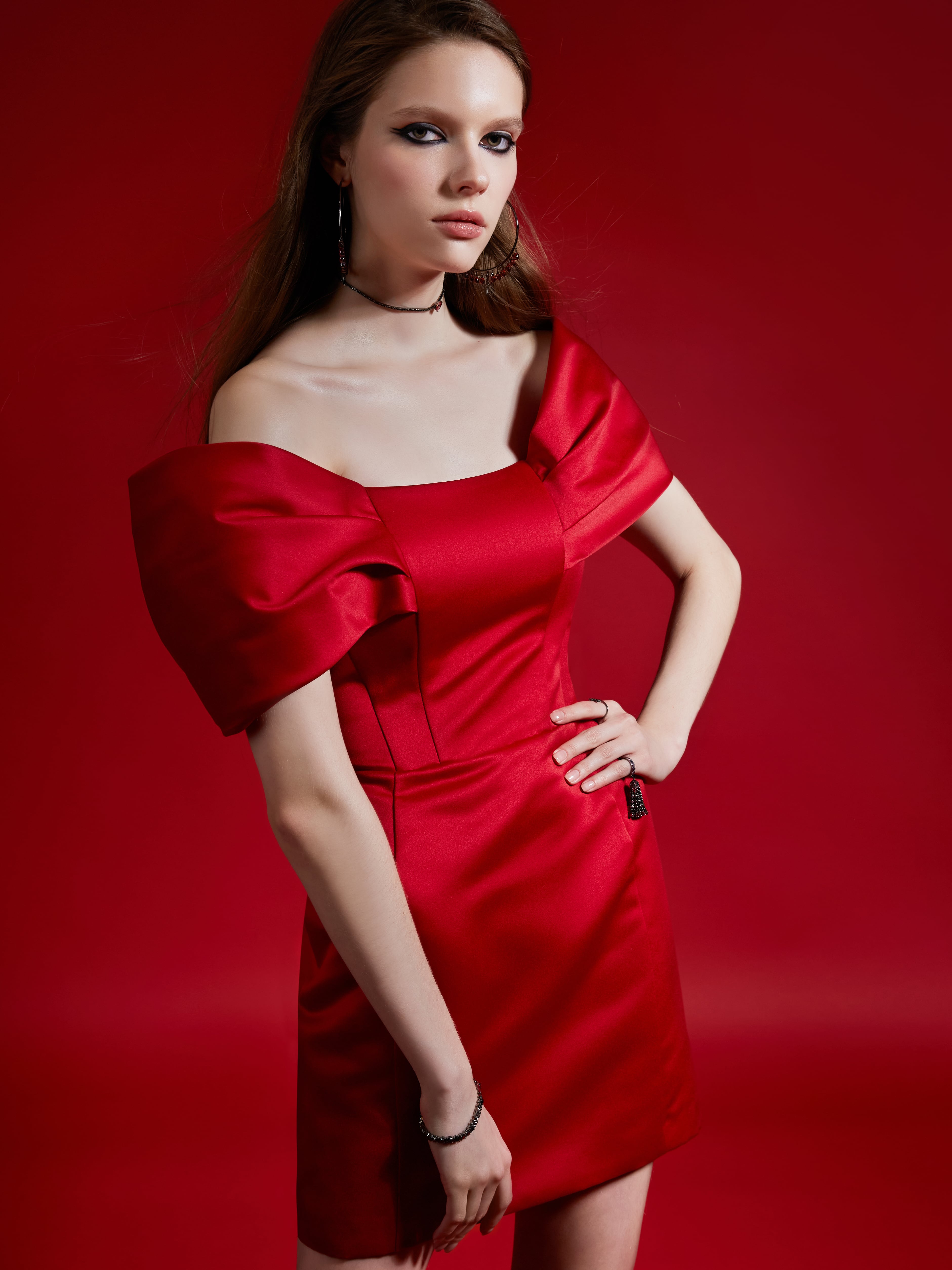 Красное атласное платье-мини с открытыми плечами, артикул L1-23/0-760-3302/2