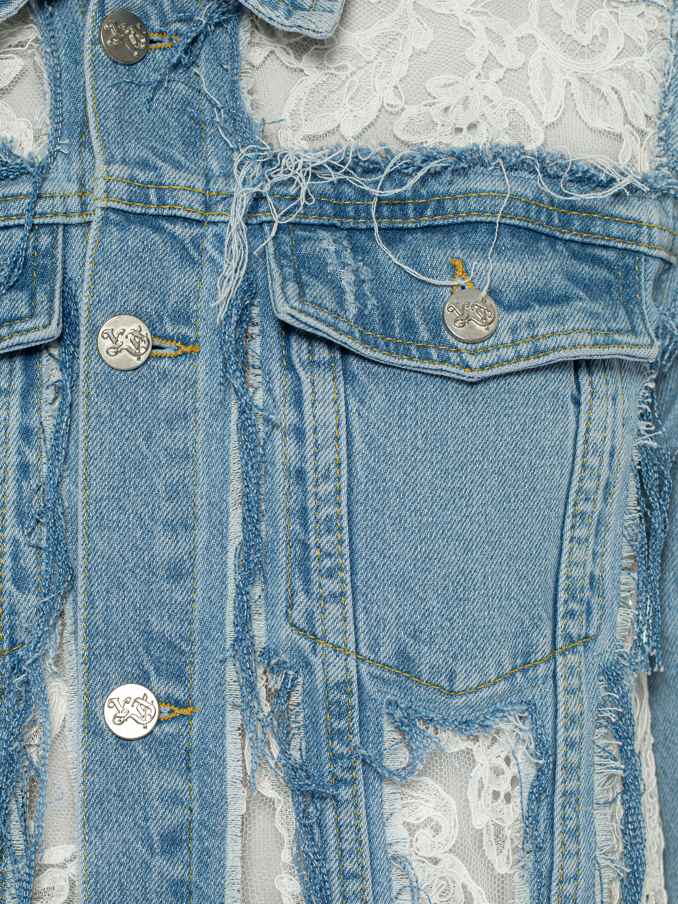 Женская джинсовая куртка с кружевом и жемчугом эффектная модная