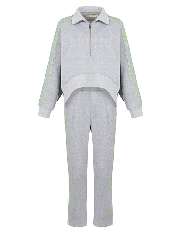 Серый костюм с укороченной толстовкой и неоново-зеленой вышивкой в виде крестов, 1