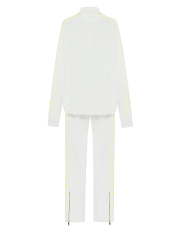 Белый костюм с укороченной толстовкой и неоново-желтой вышивкой, 2