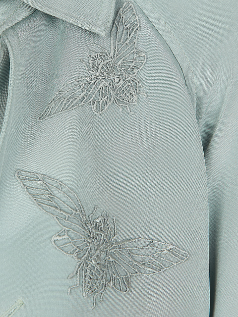 Голубой двубортный тренч из шелка с вышивкой в виде пчел, 3 Голубой двубортный тренч из шелка с вышивкой в виде пчел, 3
