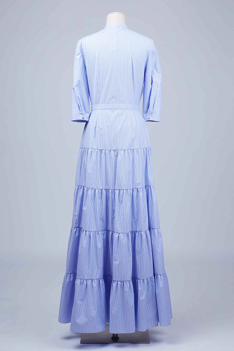 Платье-рубашка из голубого хлопка в белую полоску, отрезная талия, четыре яруса, рукав 3/4, 1 Платье-рубашка из голубого хлопка в белую полоску, отрезная талия, четыре яруса, рукав 3/4, 1