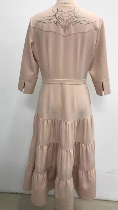 Платье из бежевой костюмки, отрез.талия, три яруса, рукав 3/4 с манжетом, кокетка, капля с завязками, 1
