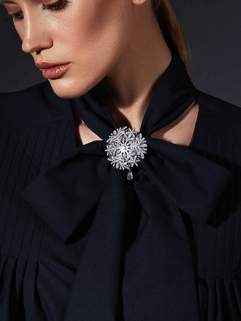 Брошь из белого золота в виде снежинки с бриллиантами, 2