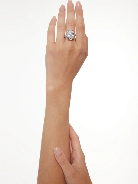 Кольцо из белого золота с бриллиантом овальной огранки, 9