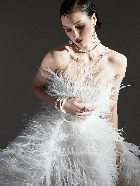 Белое платье из фатина с перьями и шлейфом, 6