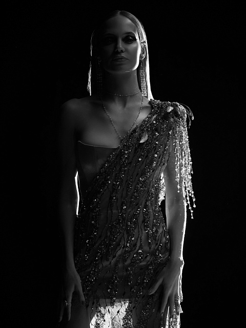 Золотистое асимметричное платье-макси из сетки с бисером, 7