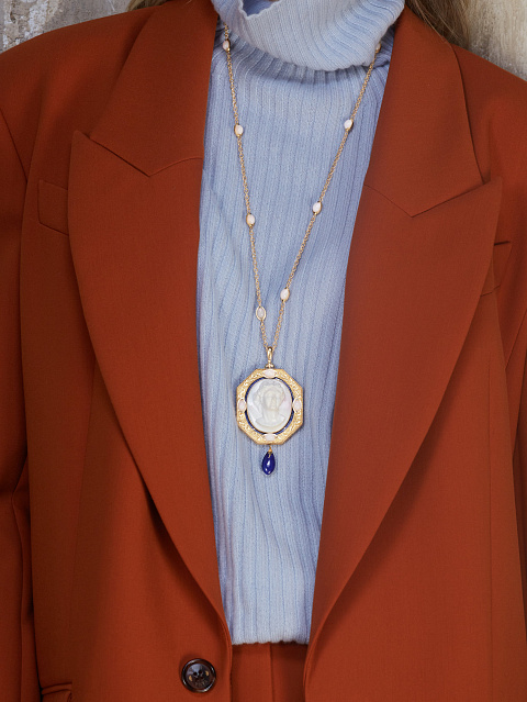 Колье из желтого золота с камеей на раковине, сапфирами, опалами и лазуритами, 2 Колье из желтого золота с камеей на раковине, сапфирами, опалами и лазуритами, 2