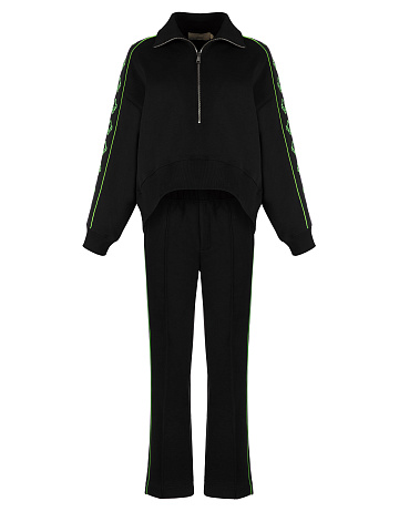 Черный костюм с укороченной толстовкой и зеленой вышивкой в виде лилий, 1