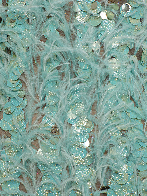 Мятное платье-мини в крупных пайетках и с перьями, 3