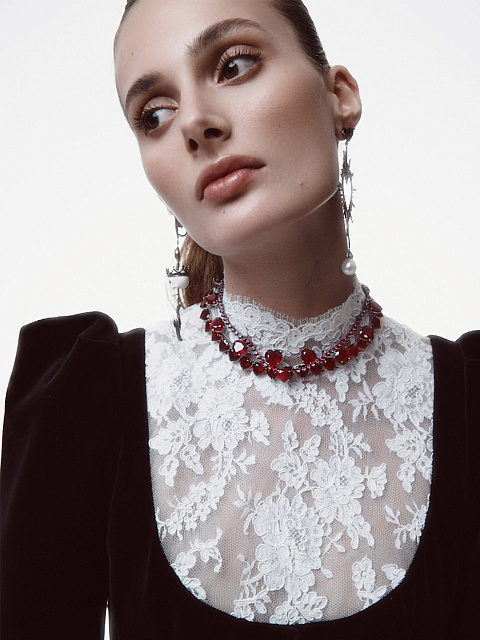 Колье из белого золота с гранатами в огранке "сердце", 5