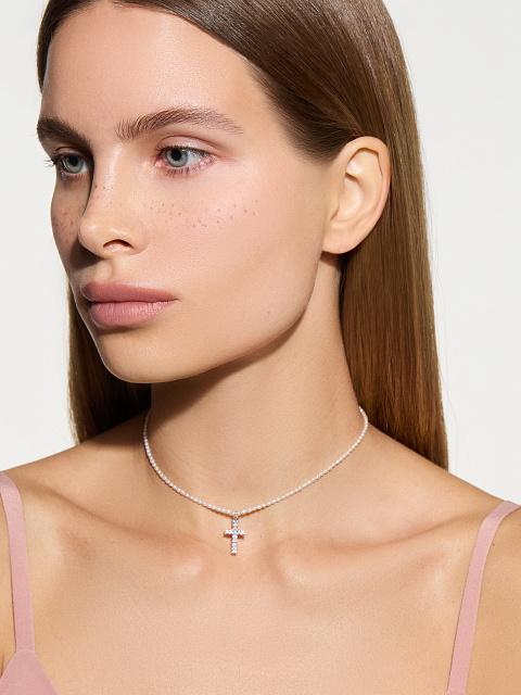 Колье-чокер из жемчуга с кулоном в виде креста из белого золота и бриллиантов, 2 Колье-чокер из жемчуга с кулоном в виде креста из белого золота и бриллиантов, 2