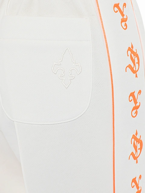 Белый костюм с укороченной толстовкой и оранжевой вышивкой, 4