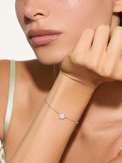 Браслет из белого золота с розой из резного халцедона и бусинами из горного хрусталя, 3 Браслет из белого золота с розой из резного халцедона и бусинами из горного хрусталя, 3