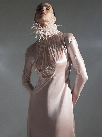 Пудровое платье-макси из шелка с перьями и стразами, 2