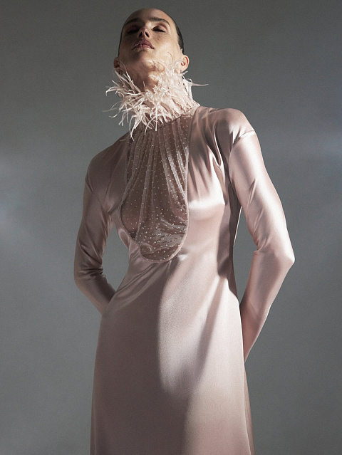 Пудровое платье-макси из шелка с перьями и стразами, 2