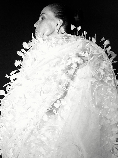 Белое платье из фатина с драпировкой и шлейфом, 11