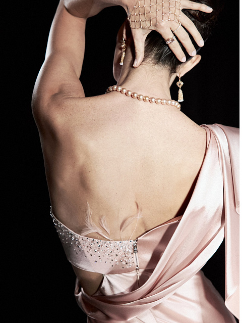 Пудровое асимметричное платье-макси из шелка с драпировкой, 7