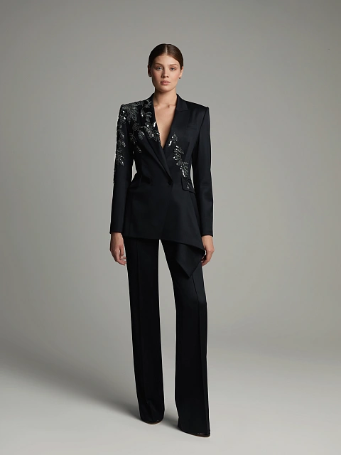 Черный костюм-двойка из шерсти с асимметричным жакетом и вышивкой, 1