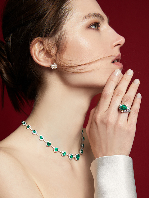 Кольцо из белого золота с изумрудами и бриллиантами, 9 Кольцо из белого золота с изумрудами и бриллиантами, 9