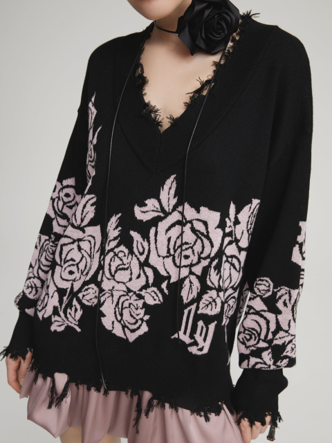 Черный пуловер с V-образным вырезом и розами, 1
