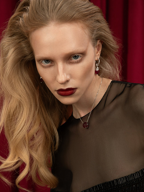 Колье из белого золота с гранатом в огранке «сердце», 4