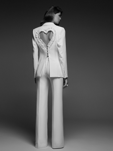 Белый костюм-двойка с фигурным вырезом на спине, 11