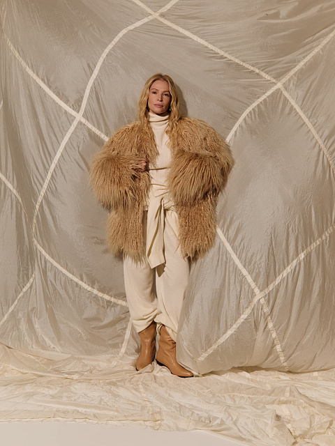 Бежевая короткая шуба из меха ламы, 3 Бежевая короткая шуба из меха ламы, 3