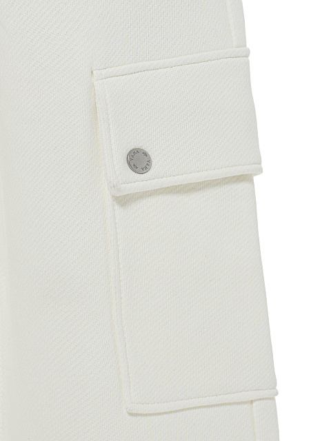 Белый трикотажный костюм с брюками-карго, 5