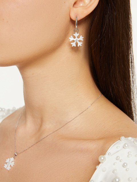 Хупсы из белого золота с цирконом и снежинками из резного перламутра, 2