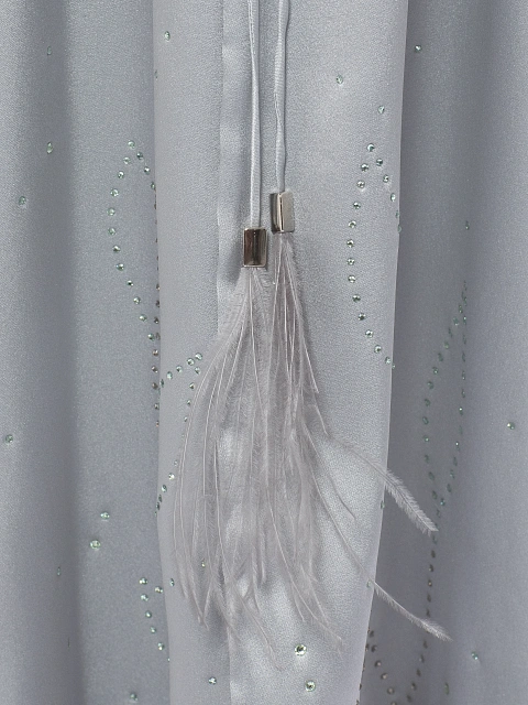 Светло-серая накидка из шелка с перьями и стразами, 3