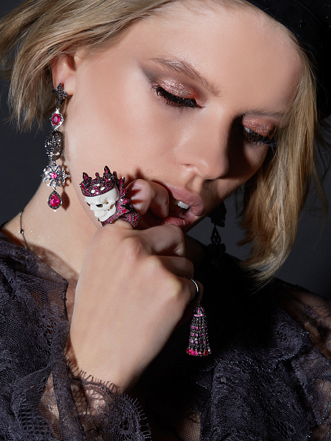 Кольцо-кисть из черненого золота с рубинами, 2