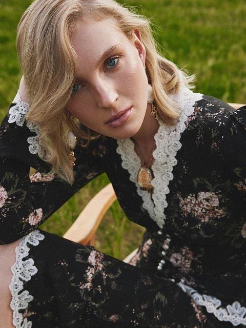 Черное платье-миди с цветочным принтом и белым кружевом, 7