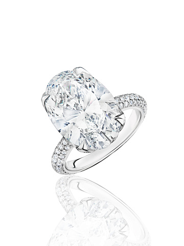 Кольцо из белого золота с бриллиантом овальной огранки, 1