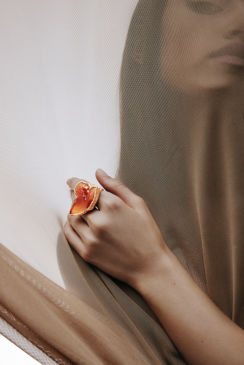 Кольцо из желтого золота с камеей из сердолика и бриллиантами круглой огранки, 3 Кольцо из желтого золота с камеей из сердолика и бриллиантами круглой огранки, 3