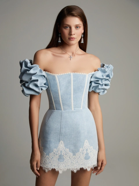 Голубое платье-мини из денима с белым кружевом, 1
