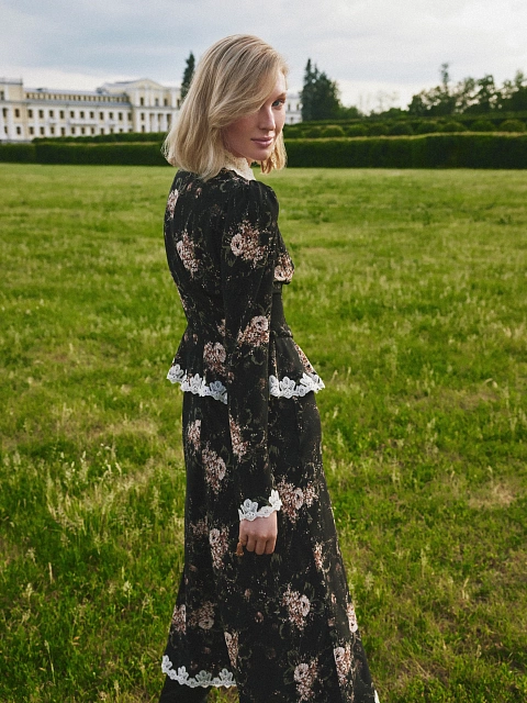 Черное платье-миди с цветочным принтом и белым кружевом, 6