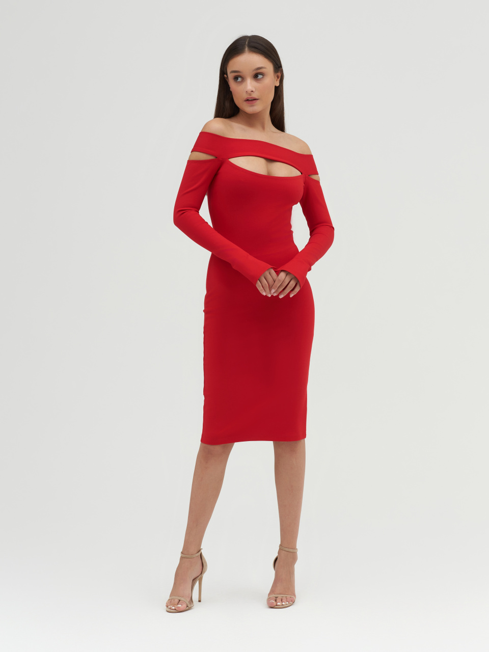 Красное платье-миди с вырезом на груди, 1