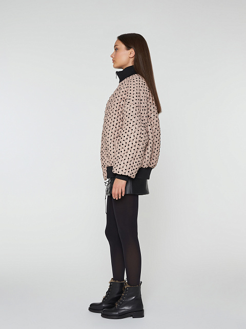 Светло-розовый стеганый бомбер в горошек, 7