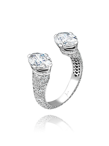 Кольцо из белого золота с бриллиантами овальной и круглой огранки, 1