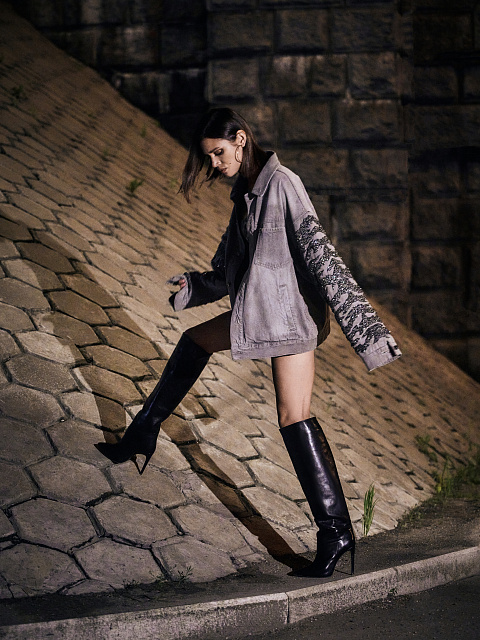 Серая джинсовая куртка с вышивкой, 7