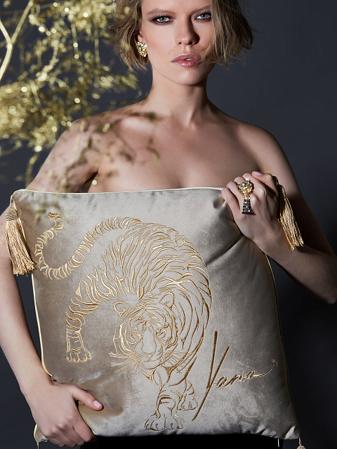 Бежевая бархатная подушка с вышивкой, 4 Бежевая бархатная подушка с вышивкой, 4