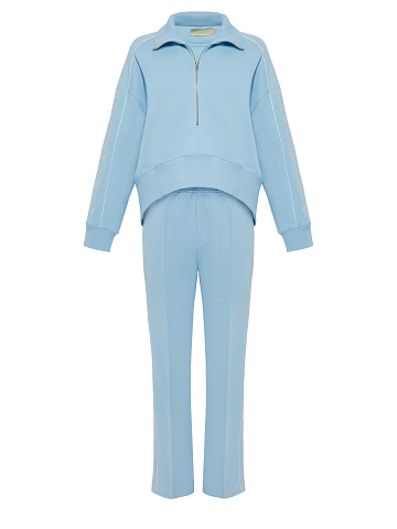 Голубой костюм с укороченной толстовкой и белой вышивкой, 1