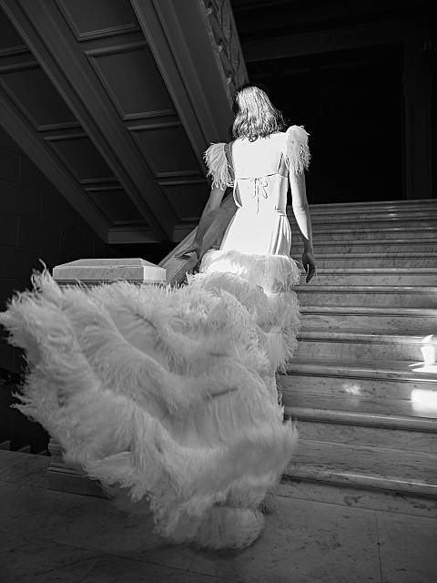 Белое шифоновое платье с отделкой из перьев, 7