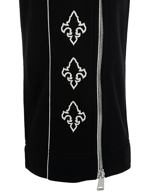 Черный костюм с укороченной толстовкой и белой вышивкой в виде лилий, 5