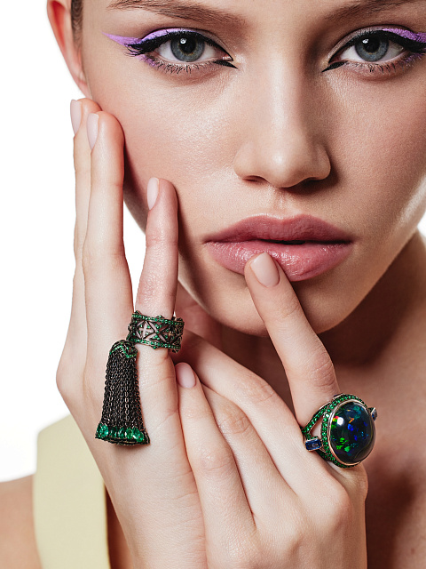 Кольцо из белого золота с опалом, сапфирами и изумрудами, 5