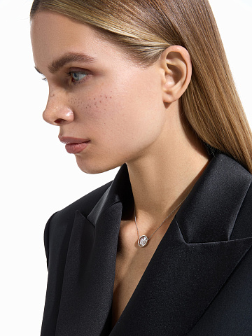 Колье с кулоном с буквой M из белого золота с горным хрусталем, 2