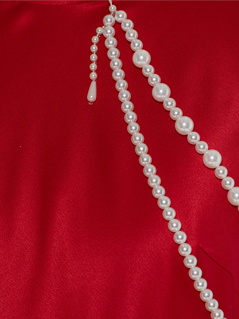 Красное платье-макси с жемчужными нитями, 3