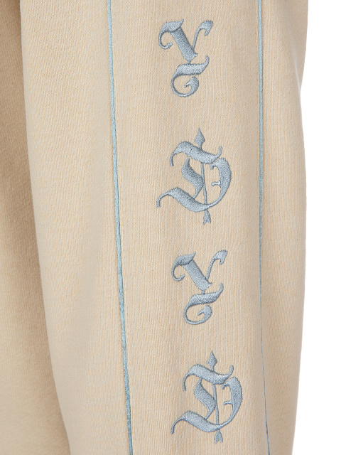 Бежевый трикотажный костюм с серой вышивкой, 6